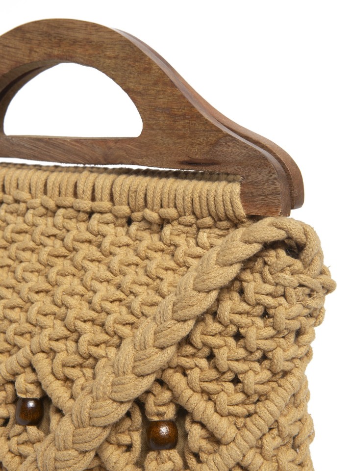 Mala de crochet com aplicacoes de madeira