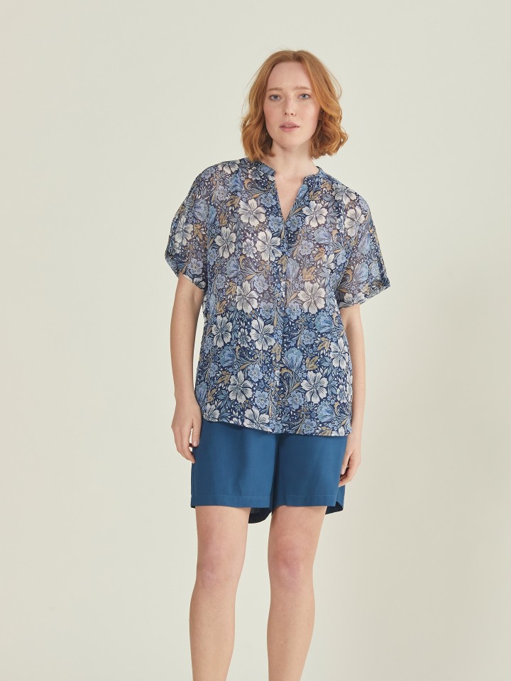 Blusa em chiffon estampado.