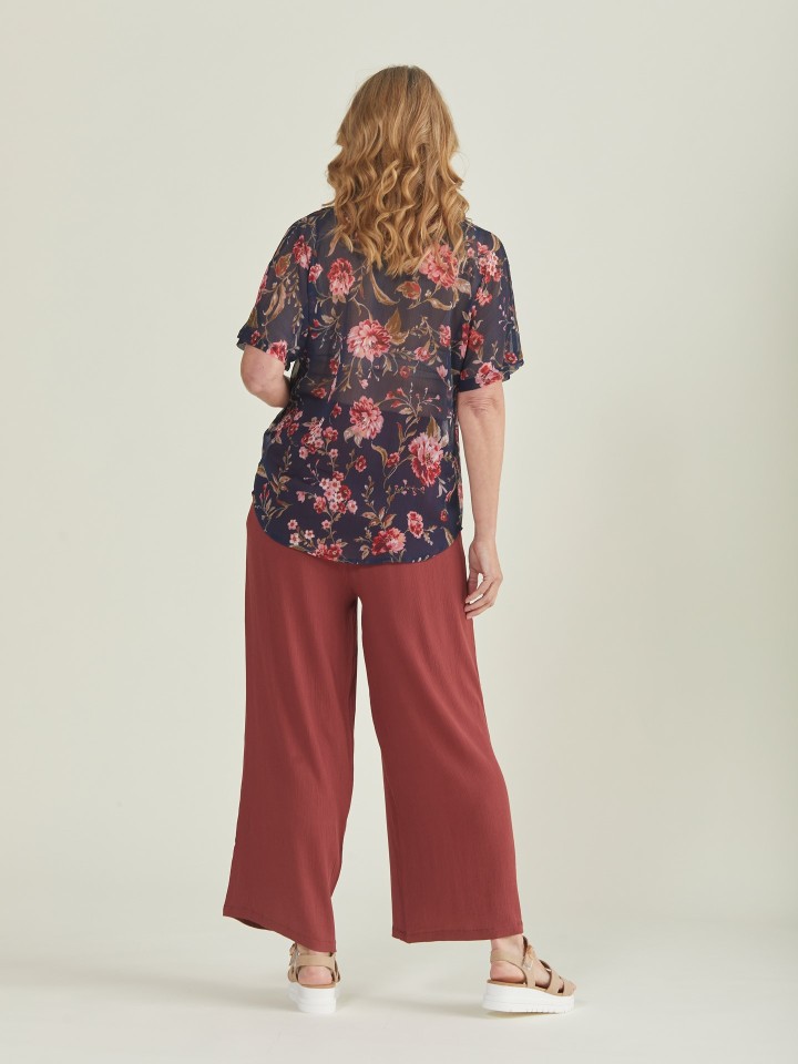 Blusa em chiffon estampado.