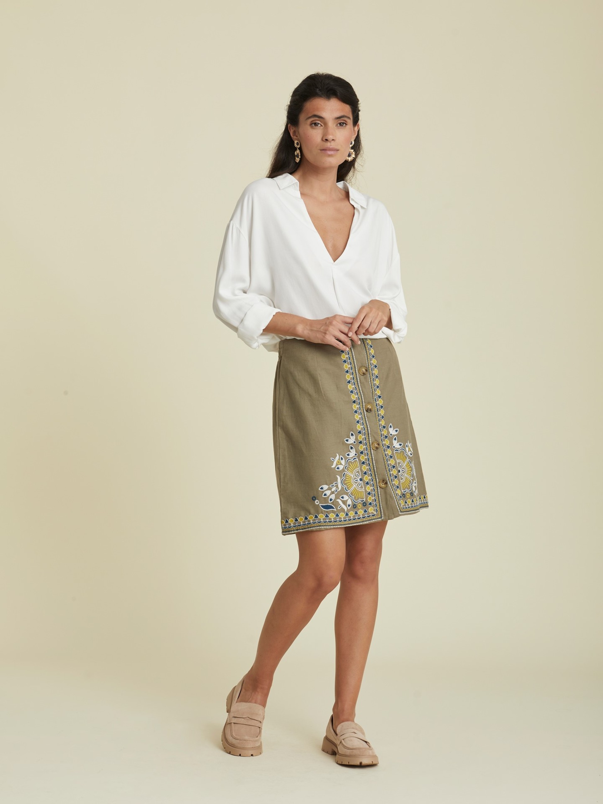 Saia Curta Com Bordados