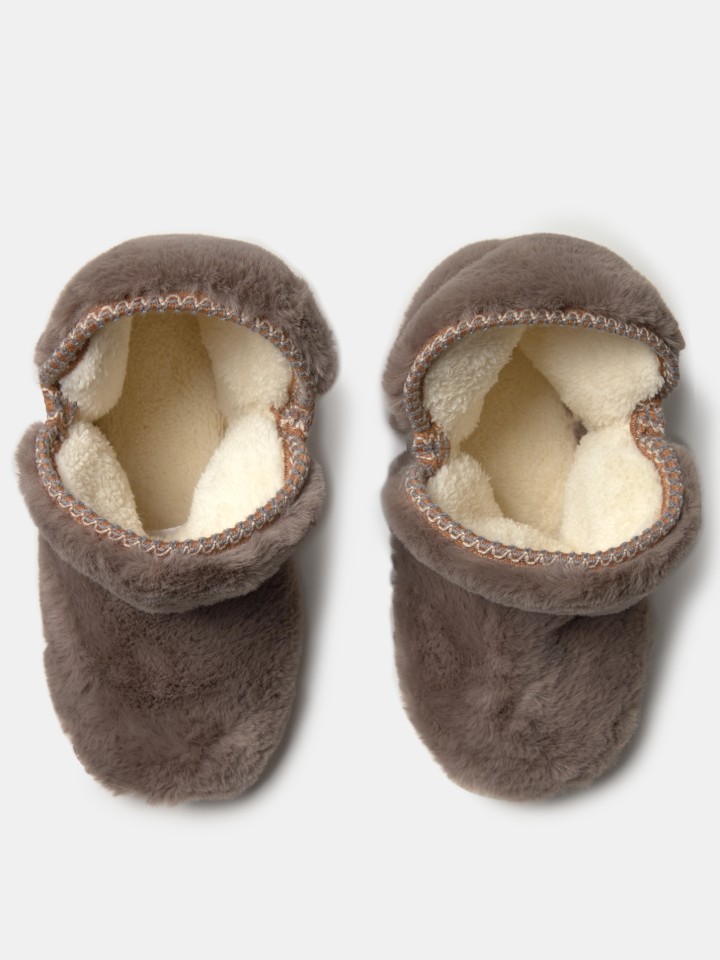 Bota com costura contrastante