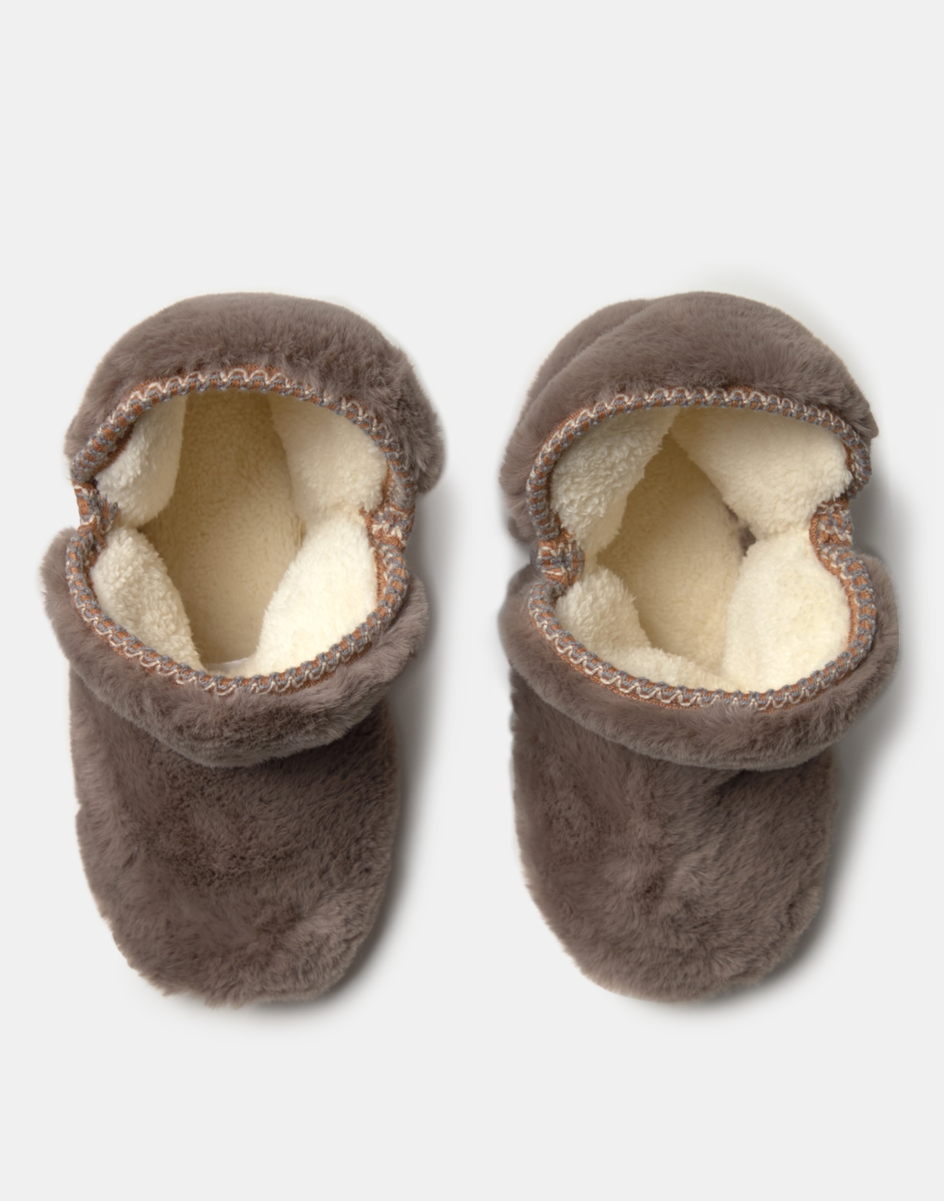 Bota com costura contrastante