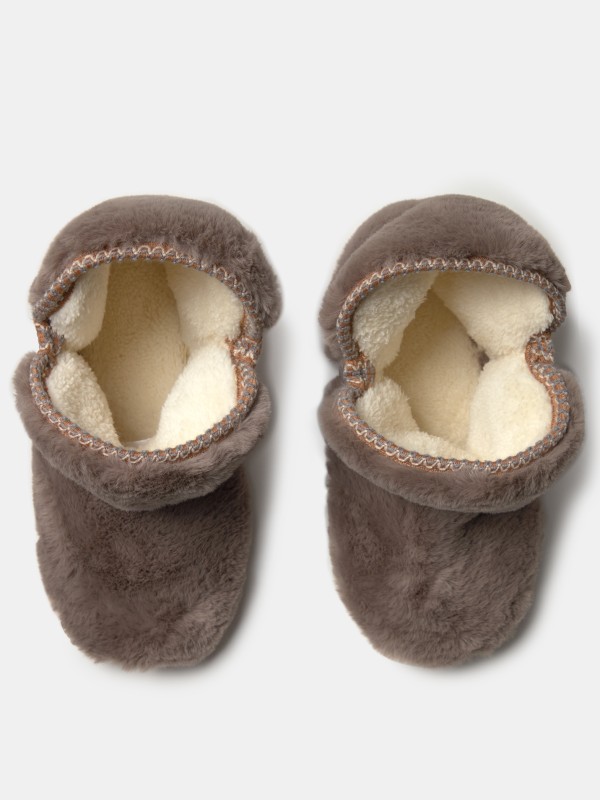 Bota com costura contrastante