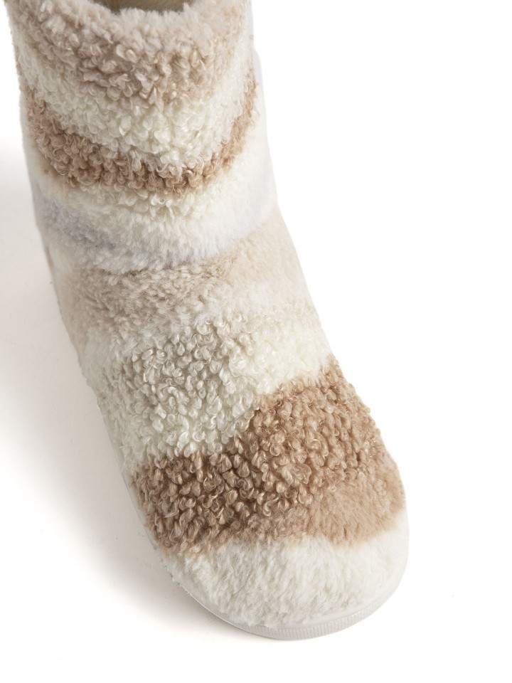 Pantufa Em tonalidades Beije