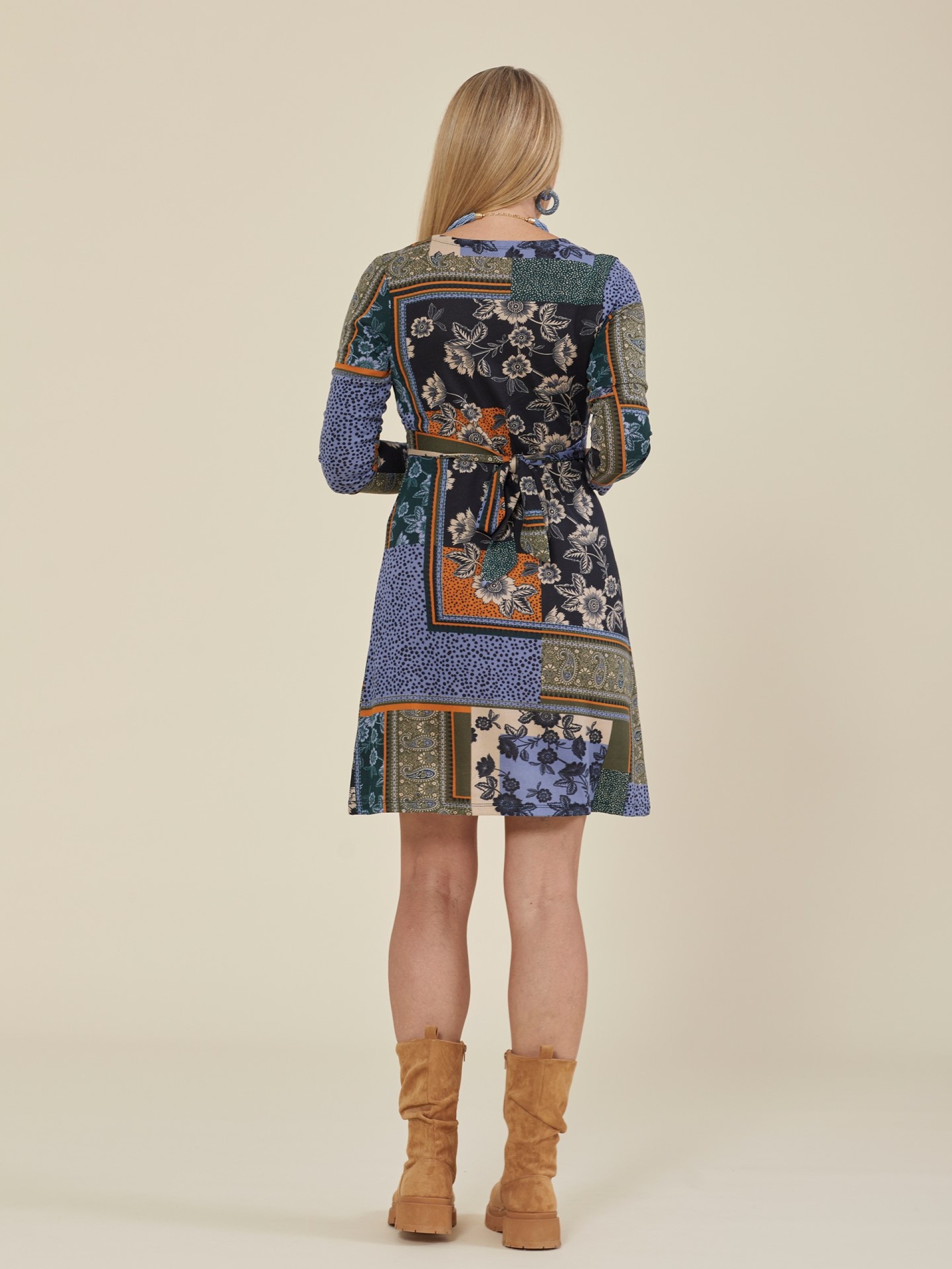 Vestido Curto Com Bordados