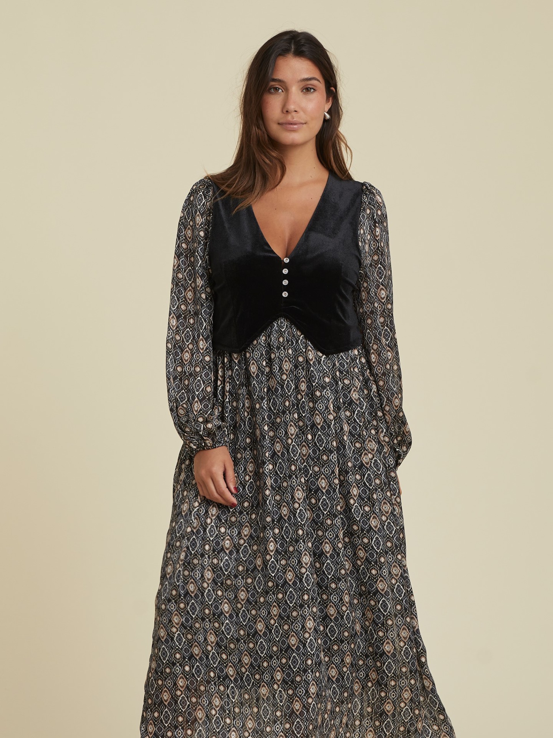 Vestido Preto Com Padrao Geometrico