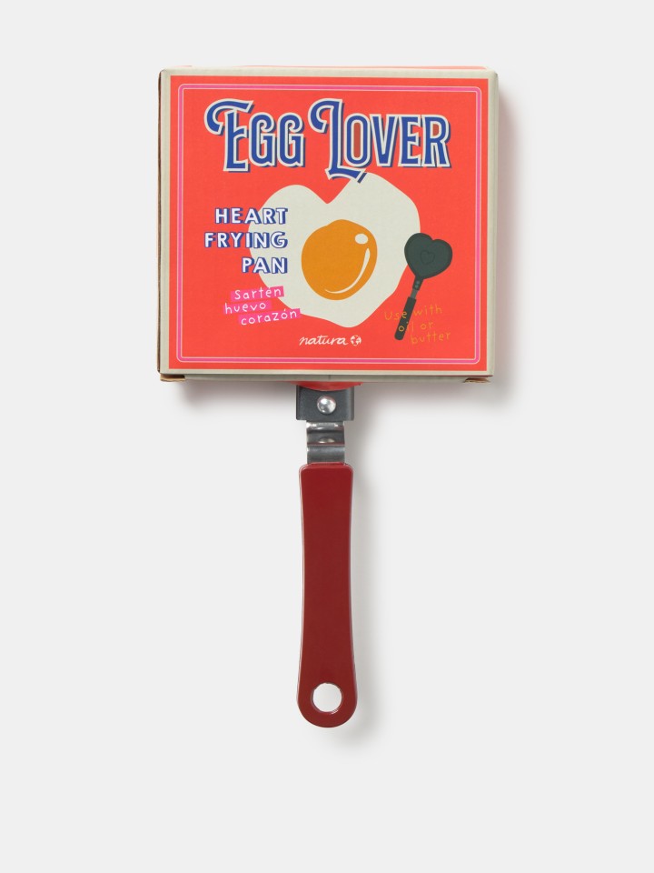 Frigideira de ovos em forma de coracao