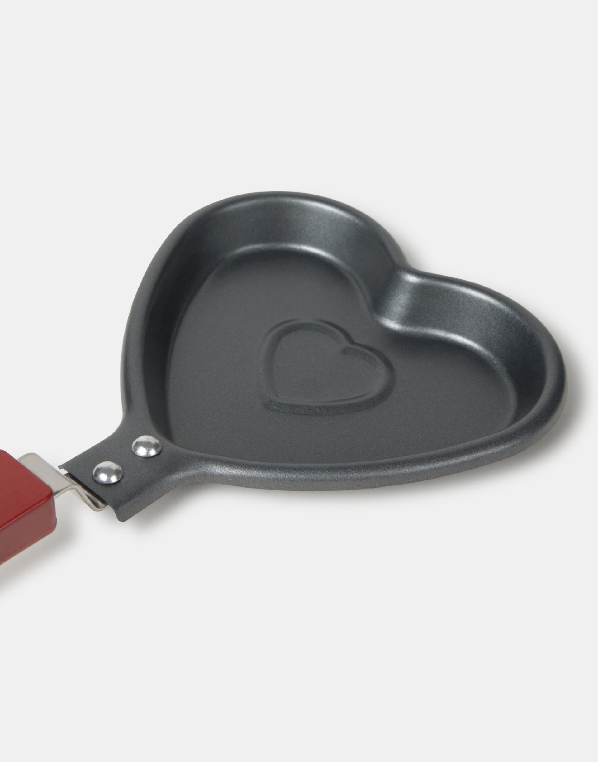 Frigideira de ovos em forma de coracao