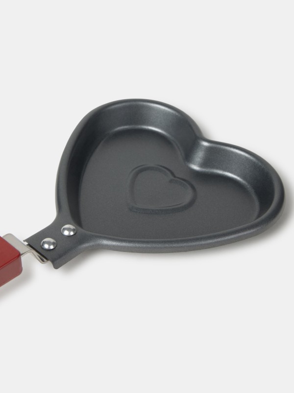 Frigideira de ovos em forma de coracao