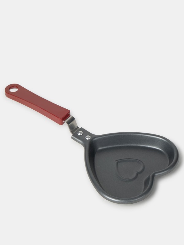 Frigideira de ovos em forma de coracao