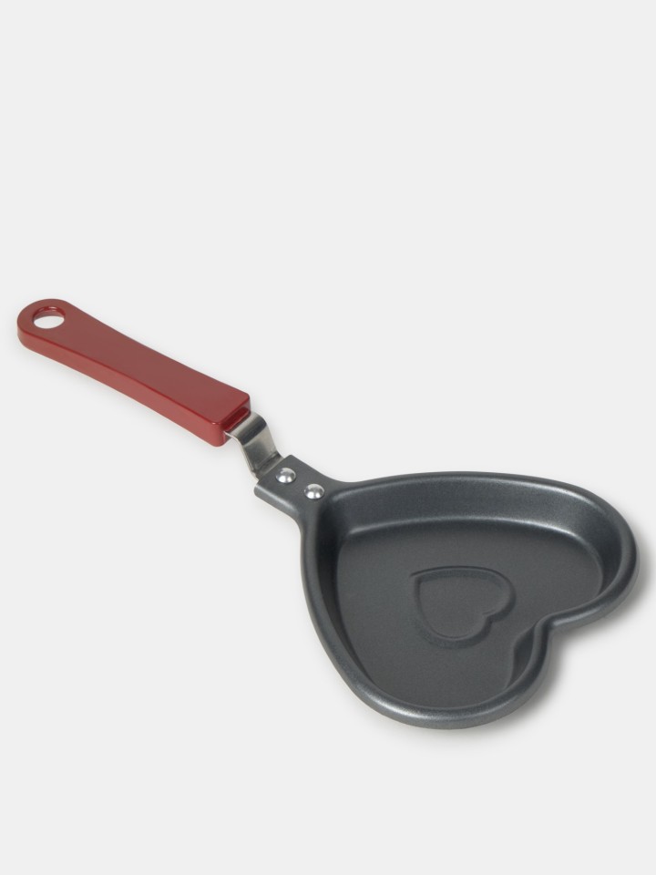 Frigideira de ovos em forma de coracao