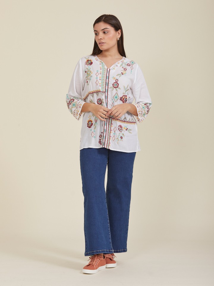 Blusa Solida Com Bordados Em Contraste