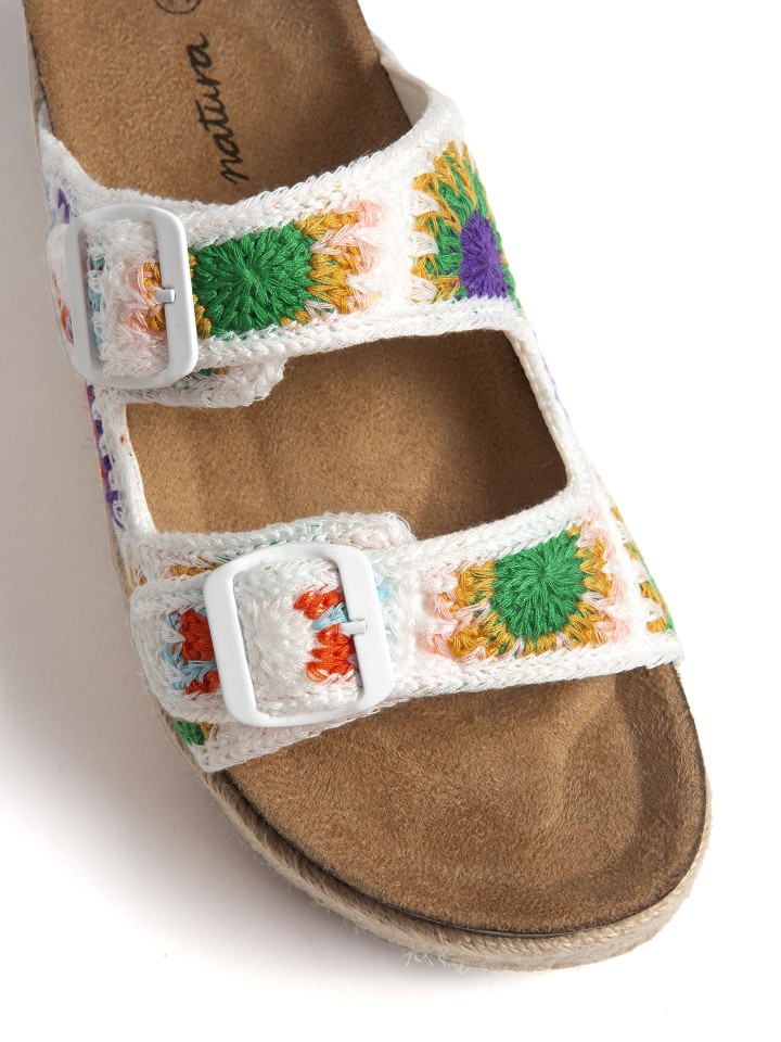 Sandalia Com Fivelas  Em Efeito Crochet