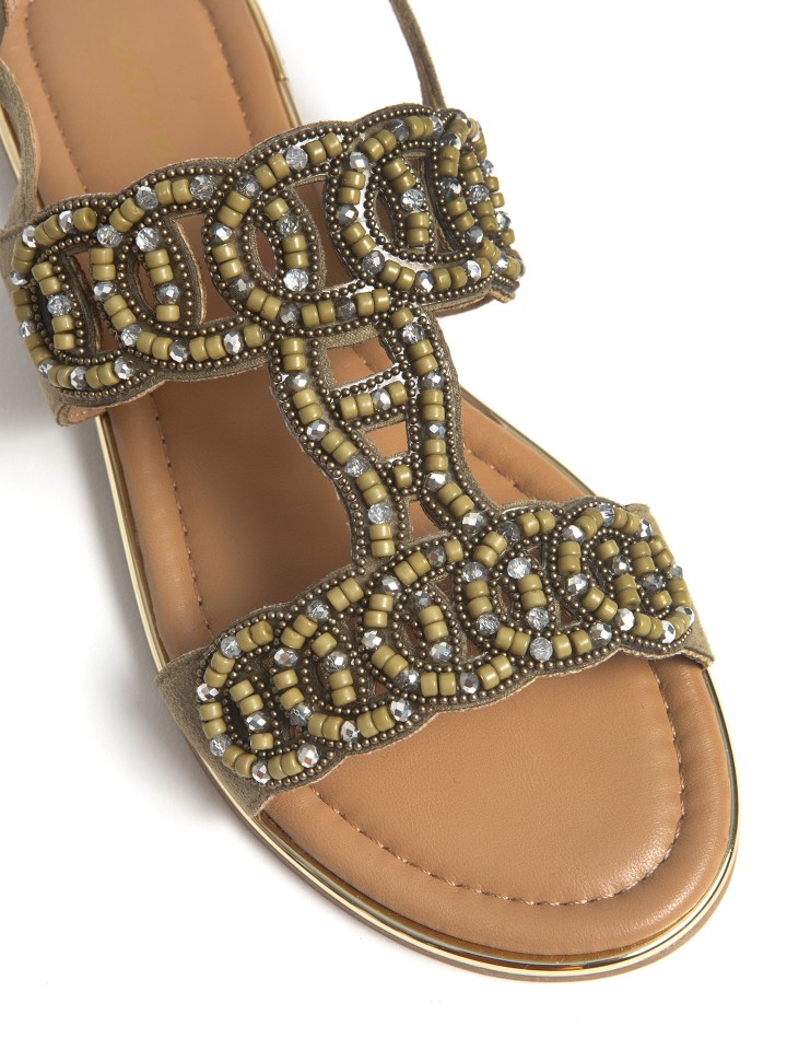 Sandalia Ornamentada Com Detalhes De Missangas