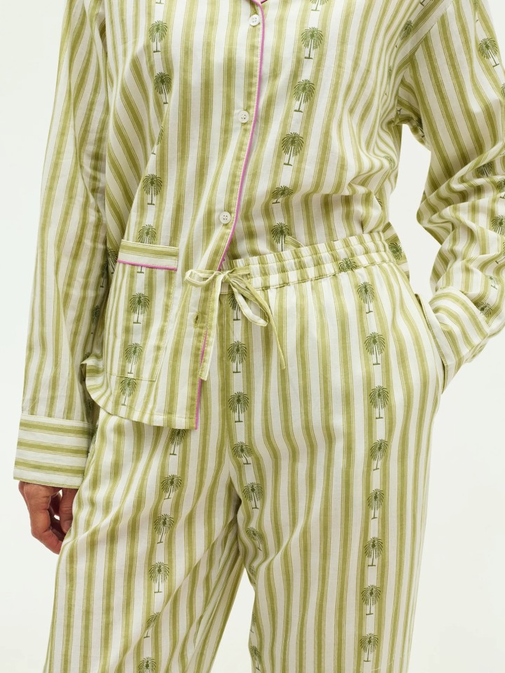 Conjunto de pijama Jaya riscas e palmeiras