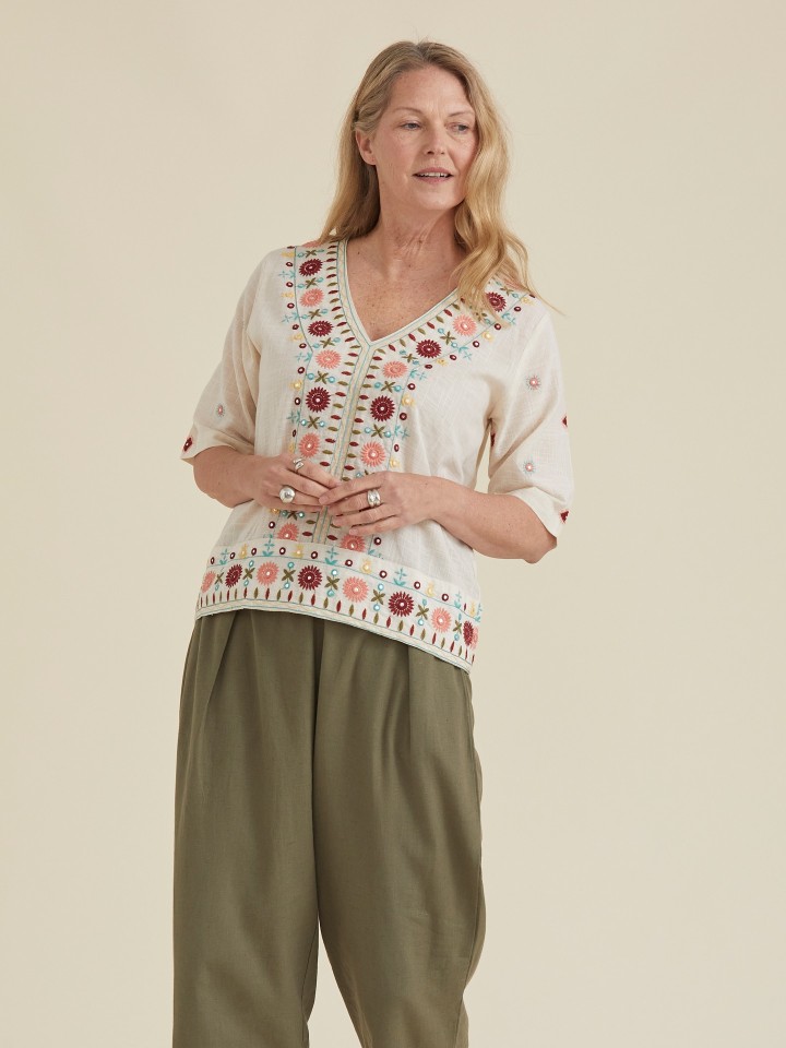 Blusa Natural com Bordado