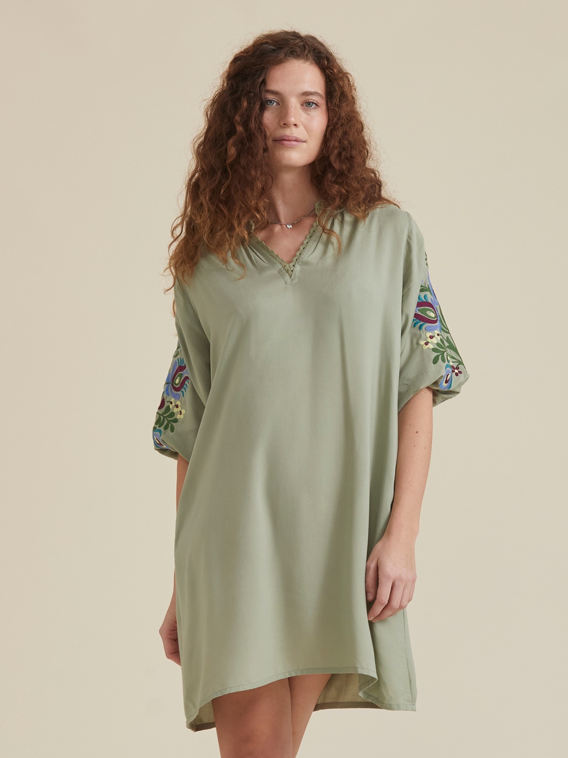 Vestido Curto com Bordados