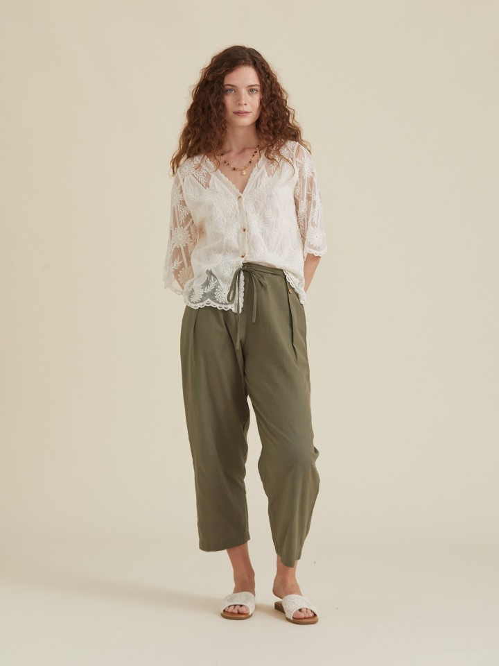 Camisa com Renda e Bordados