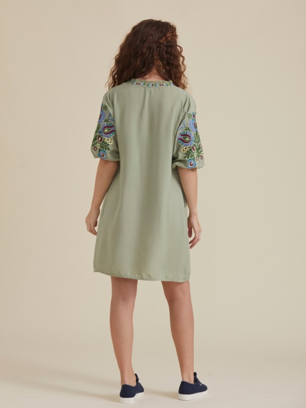 Vestido Curto com Bordados Vestido Curto com Bordados