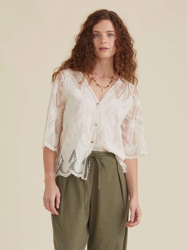 Camisa com Renda e Bordados