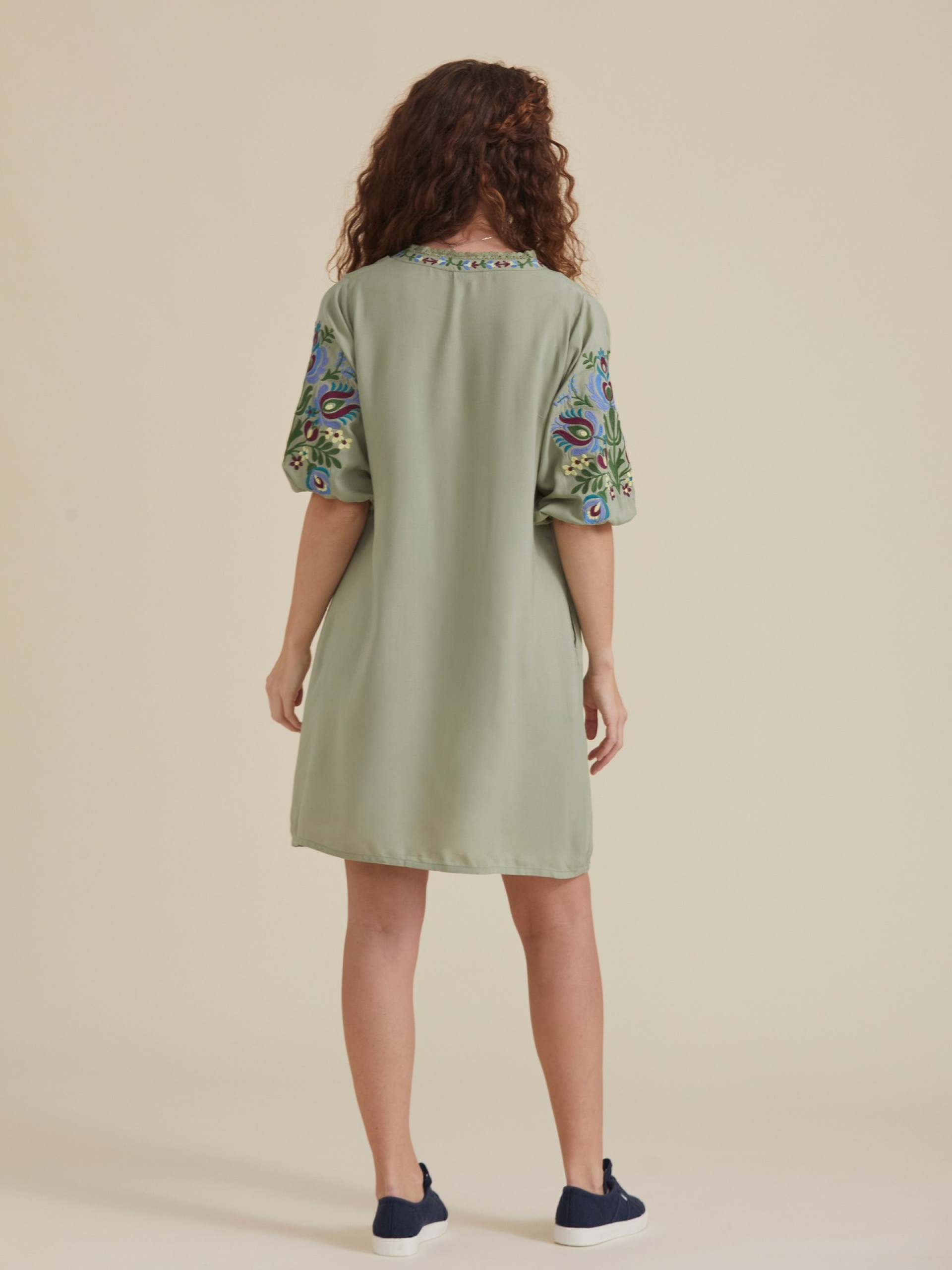 Vestido Curto com Bordados