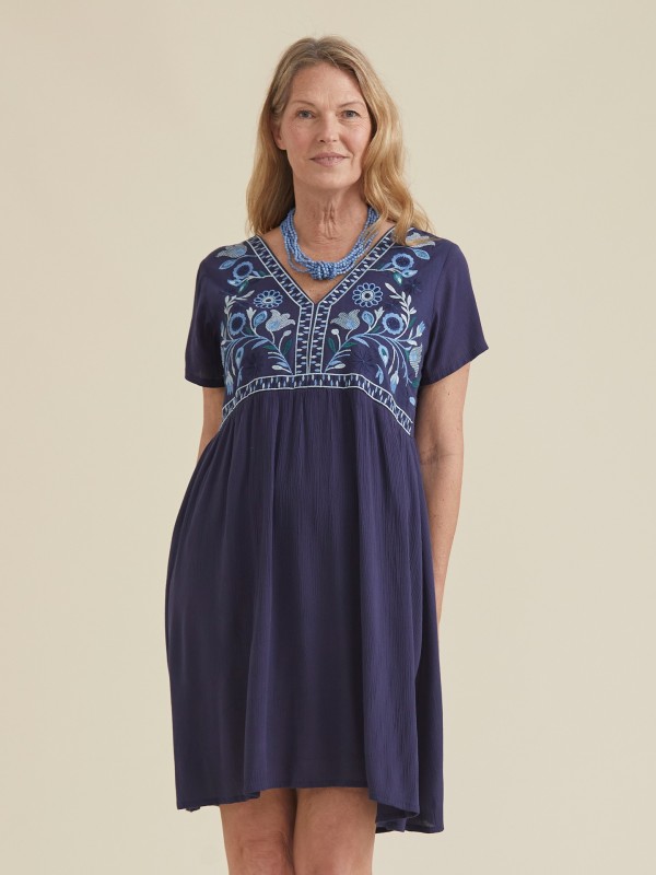 Vestido Curto com Bordados em Contraste