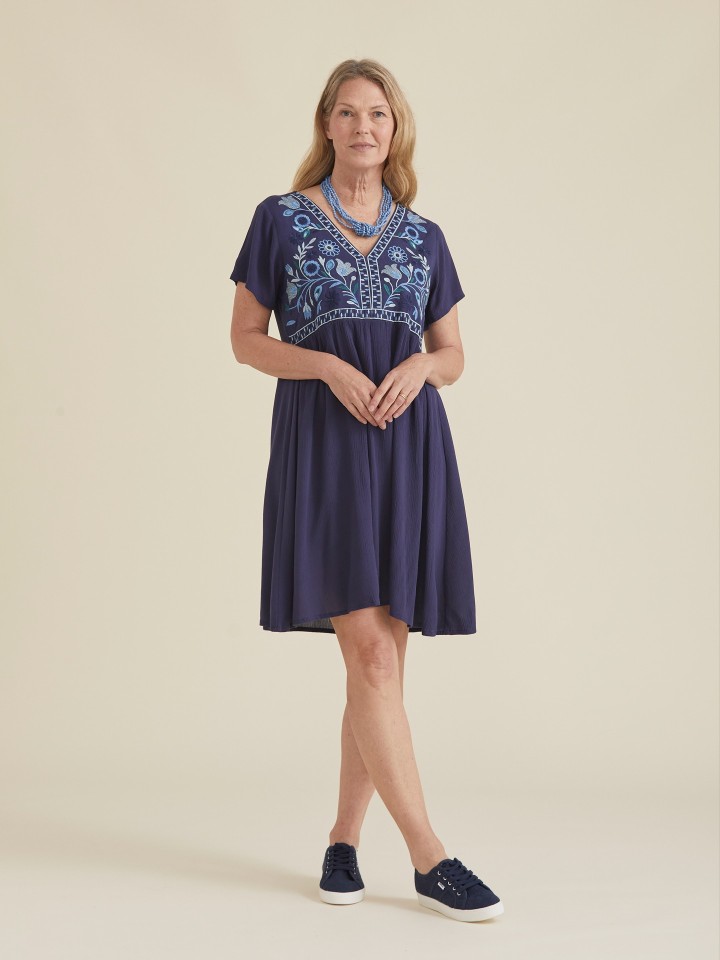Vestido Curto com Bordados em Contraste
