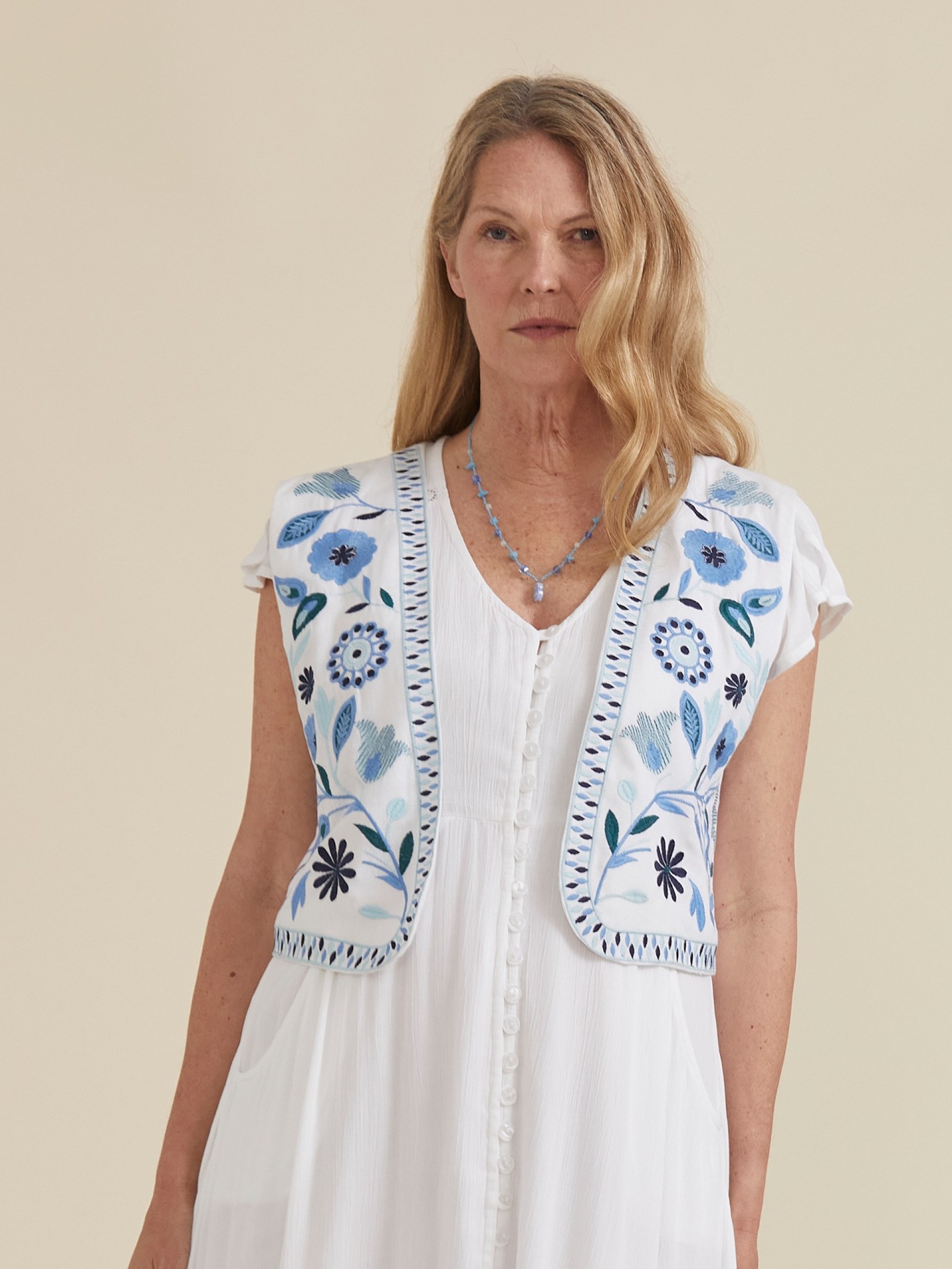 Colete Branco com Bordados