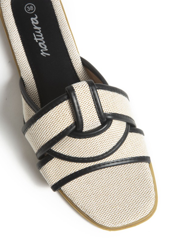 Sandalia Rasteira Com Detalhe Contrastante Sandalia Rasteira Com Detalhe Contrastante