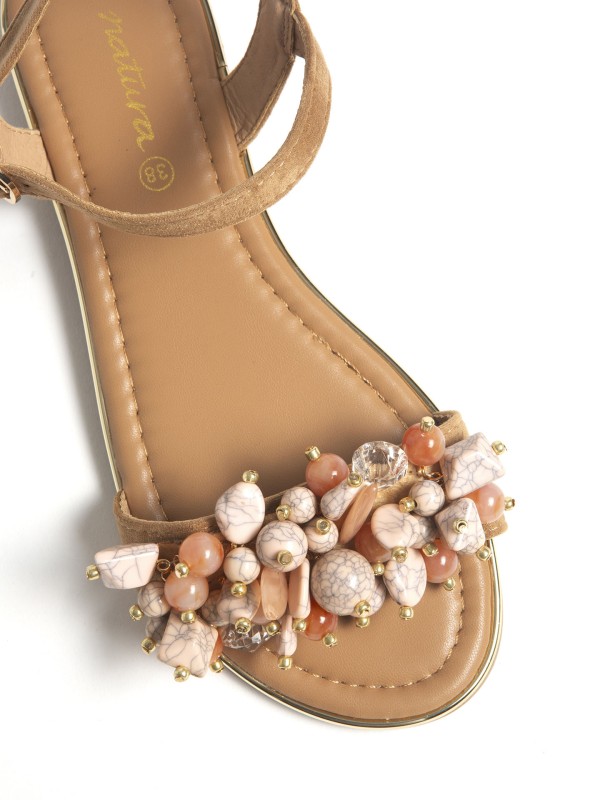 Sandalia Ornamentada Com Detalhes De Missangas Sandalia Ornamentada Com Detalhes De Missangas