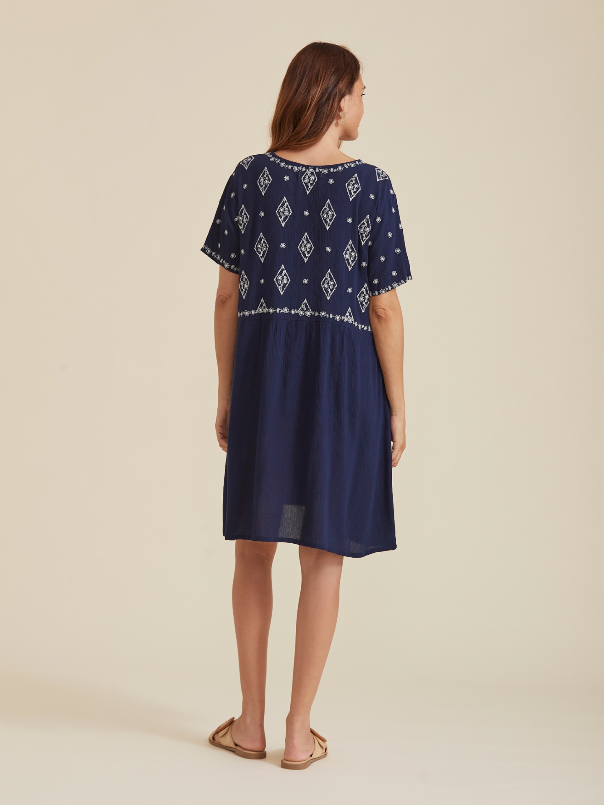 Vestido Curto com Bordados Geometricos