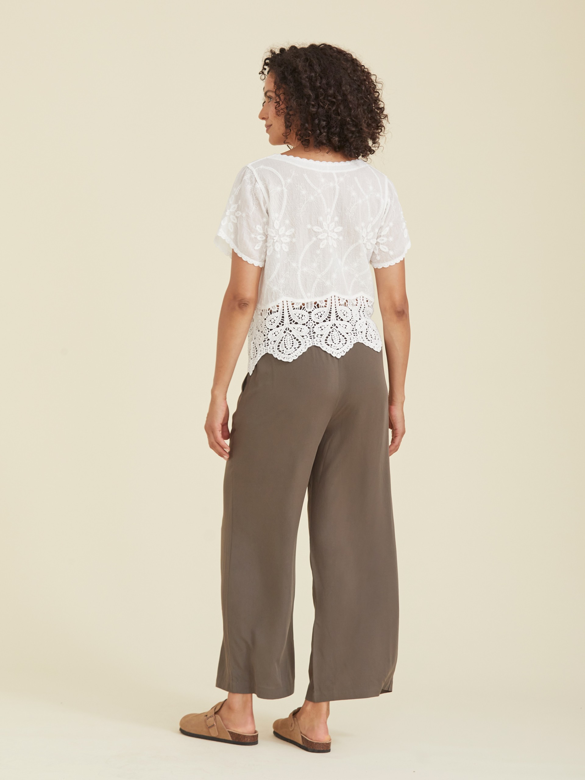 Blusa com Renda e Detalhes Florais