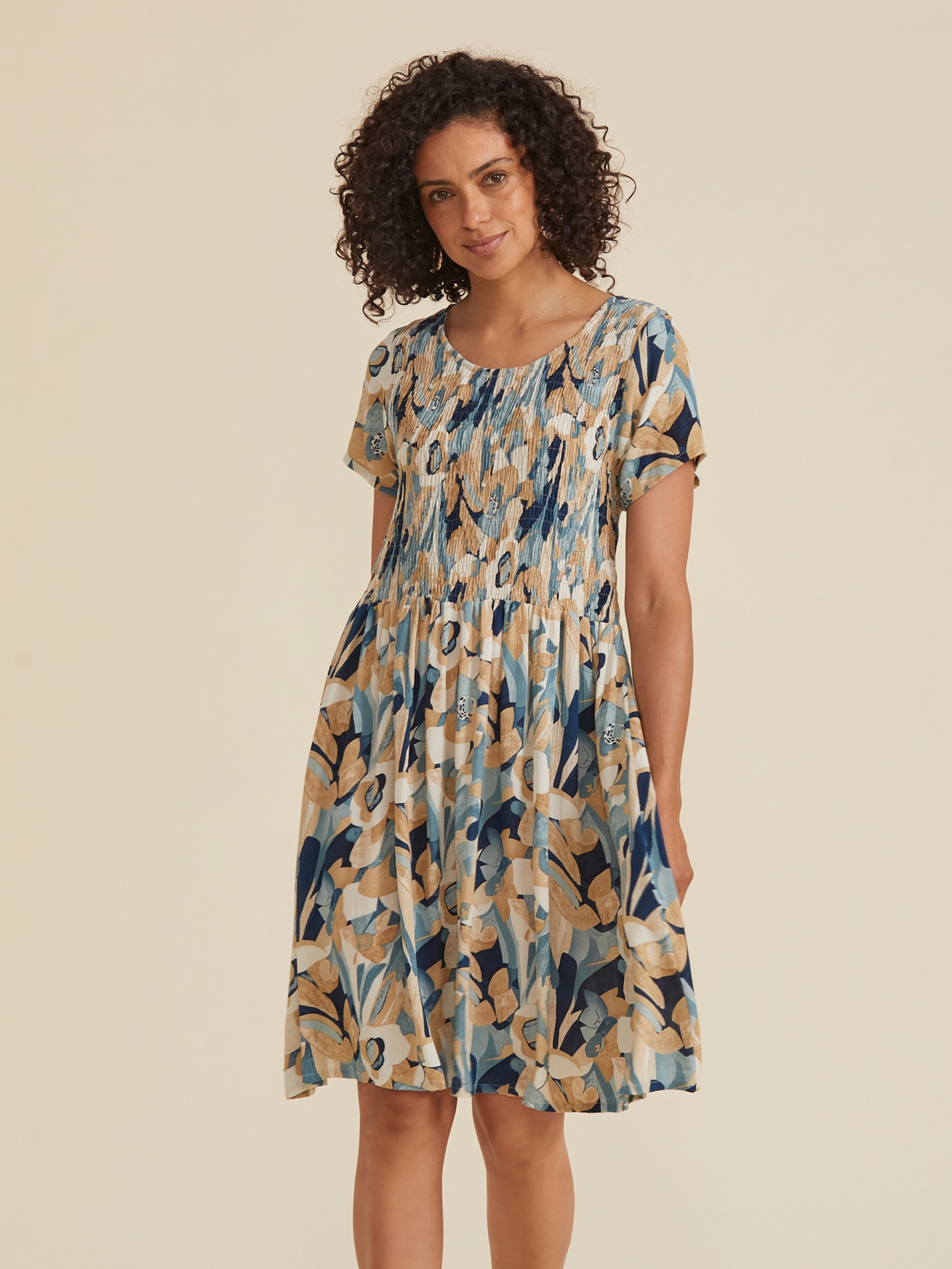 Vestido Curto com Bordado Florais