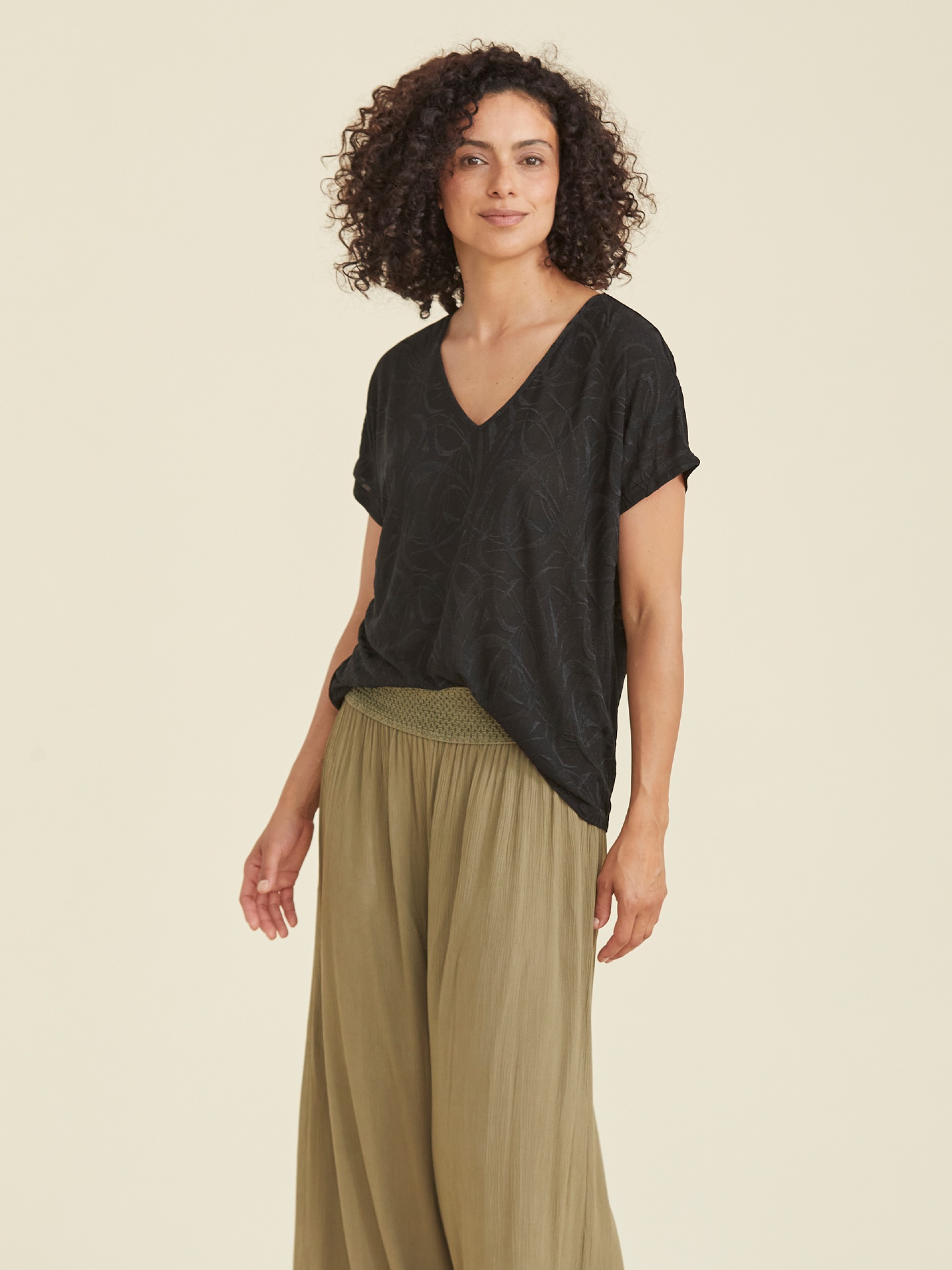 T-shirt com Decote em V