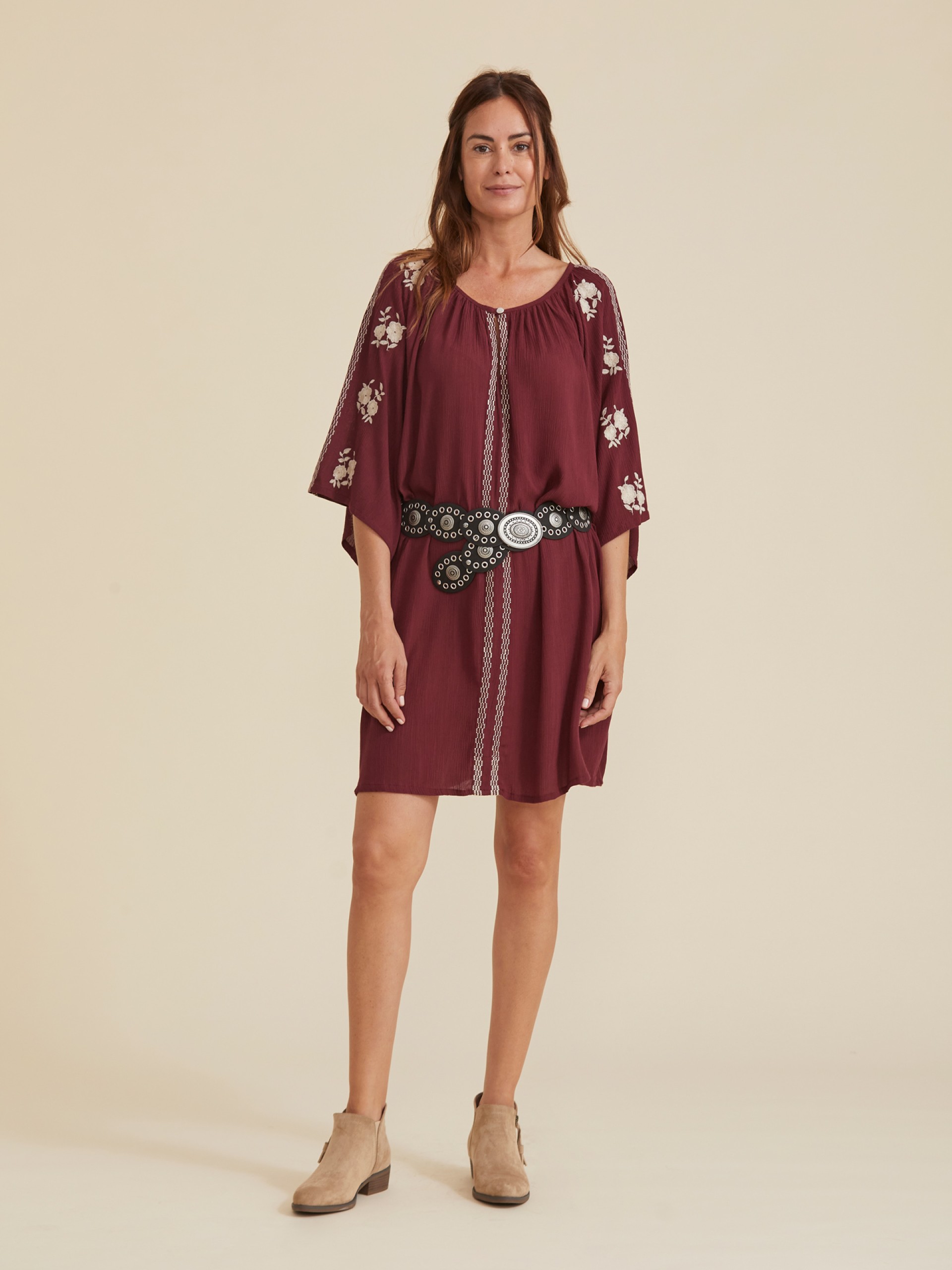 Vestido Curto Bordo com Bordadas