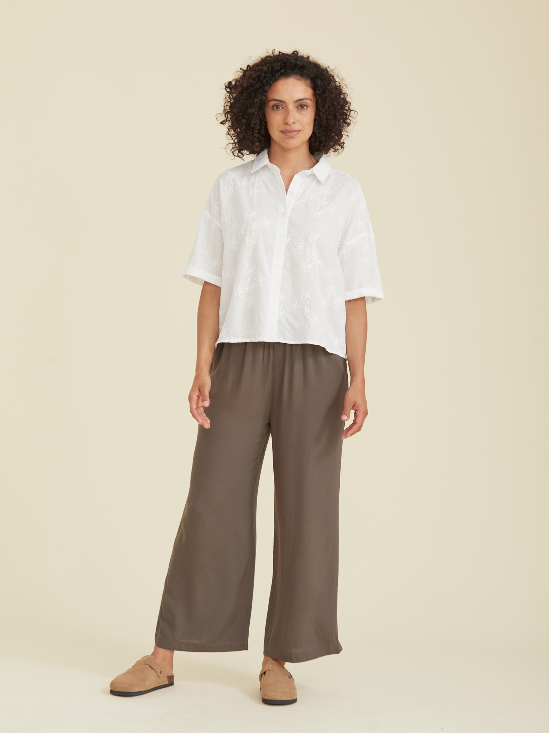 Camisa com Bordados Florais