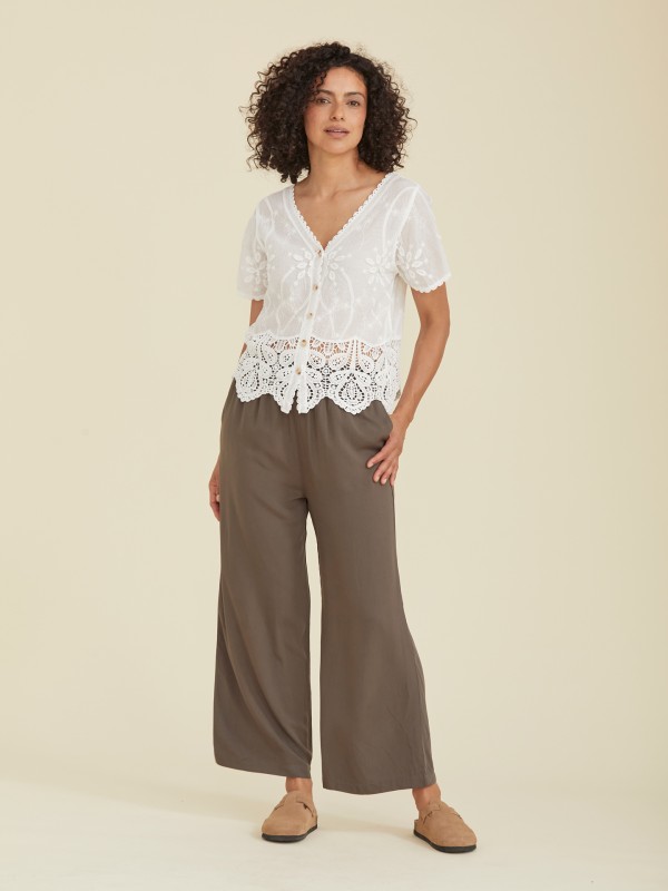 Blusa com Renda e  Detalhes Florais Blusa com Renda e  Detalhes Florais