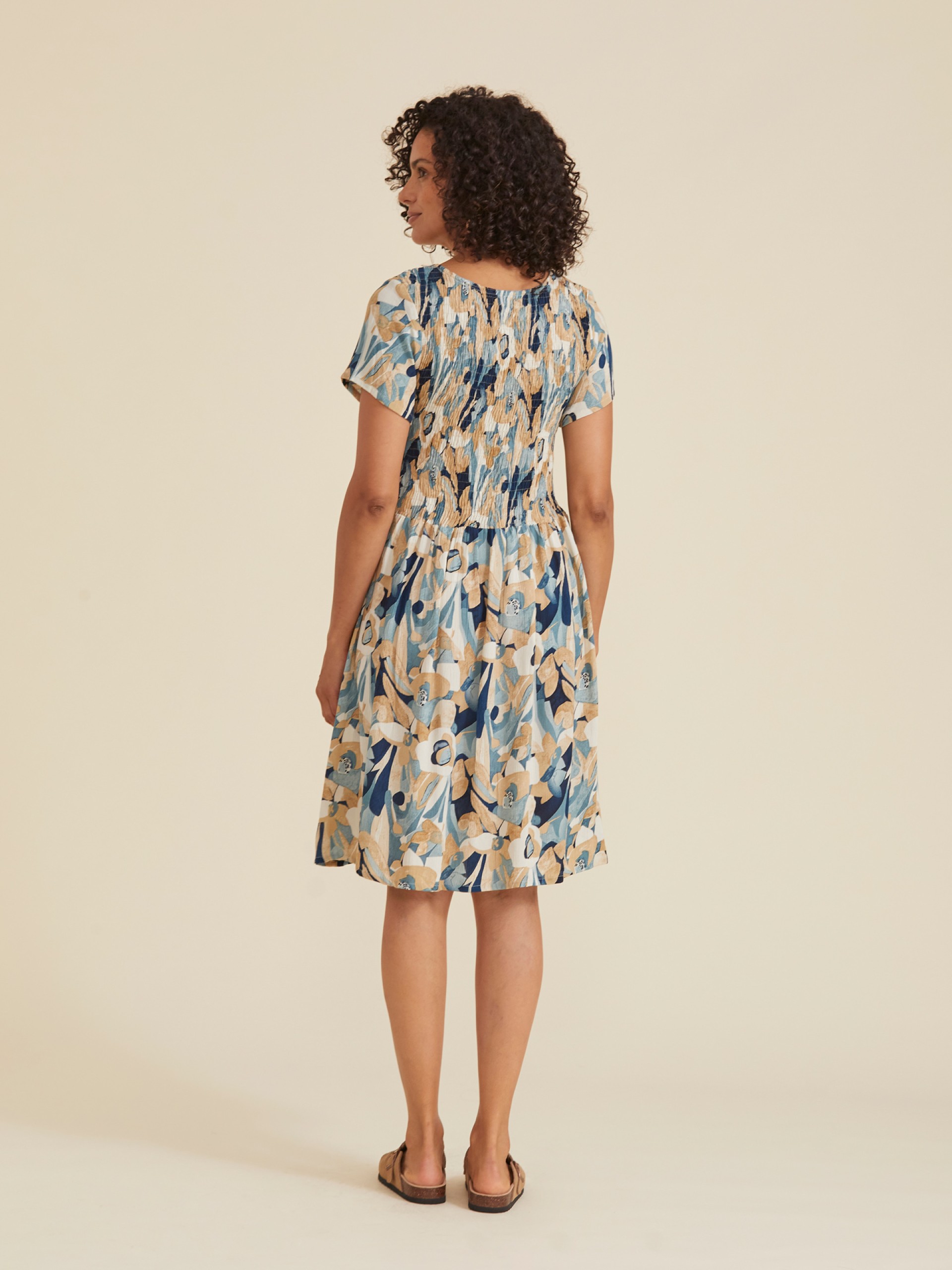 Vestido Curto com Bordado Florais