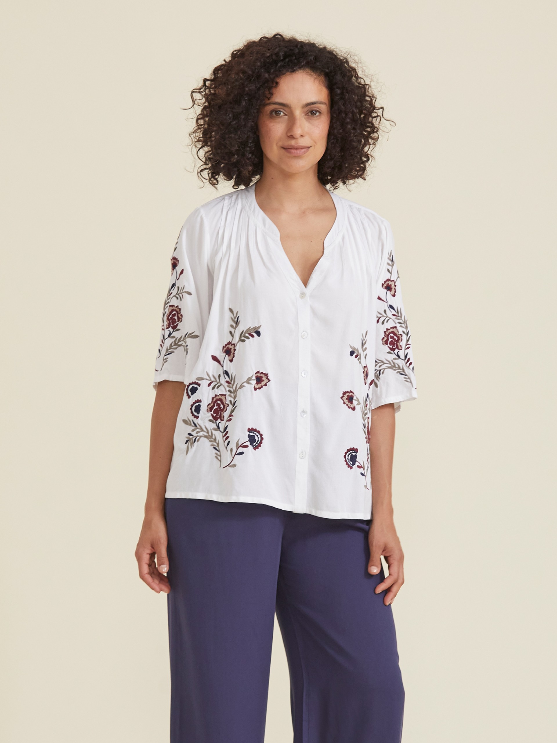 Blusa Plissada com Bordados