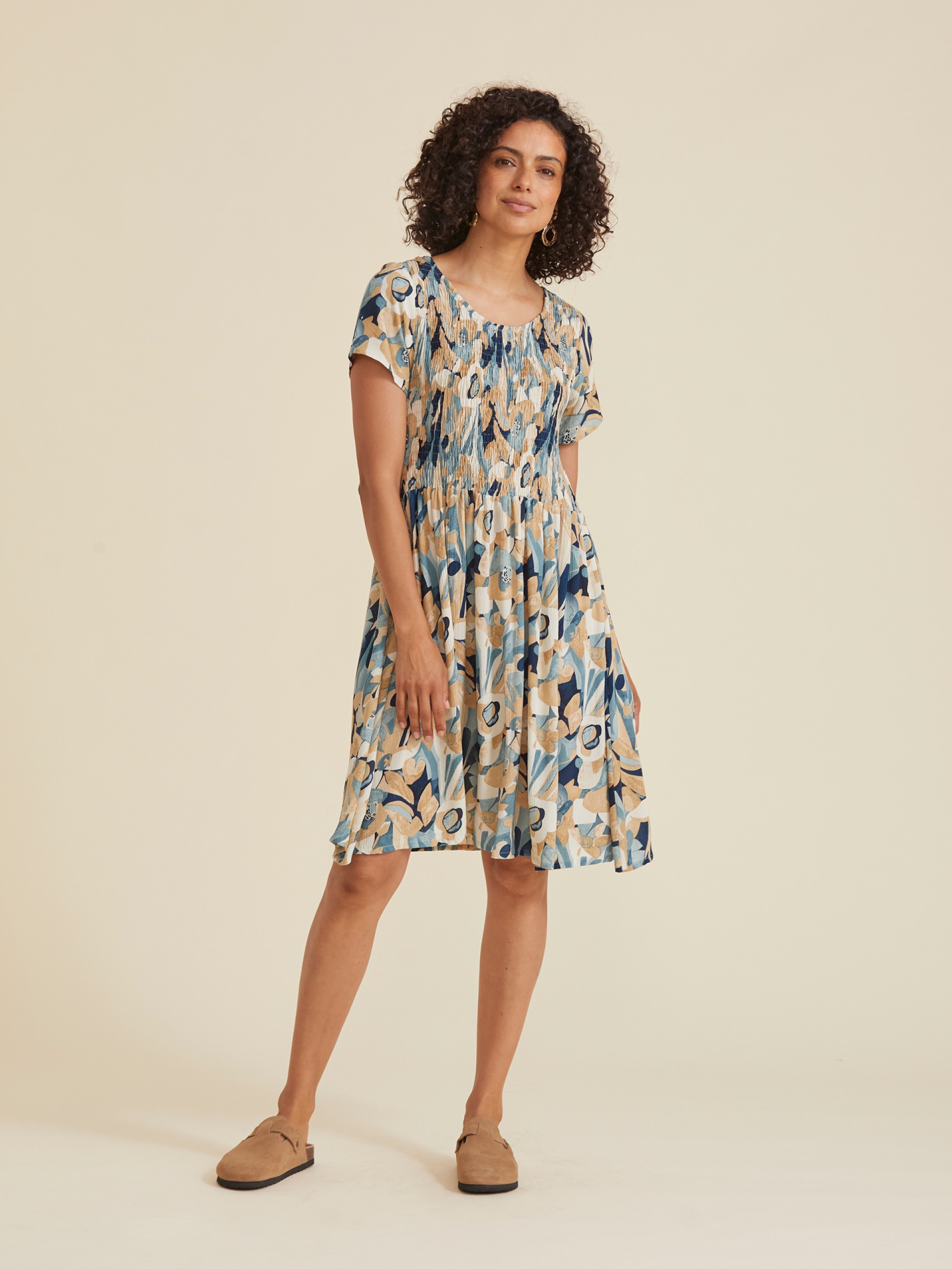 Vestido Curto com Bordado Florais