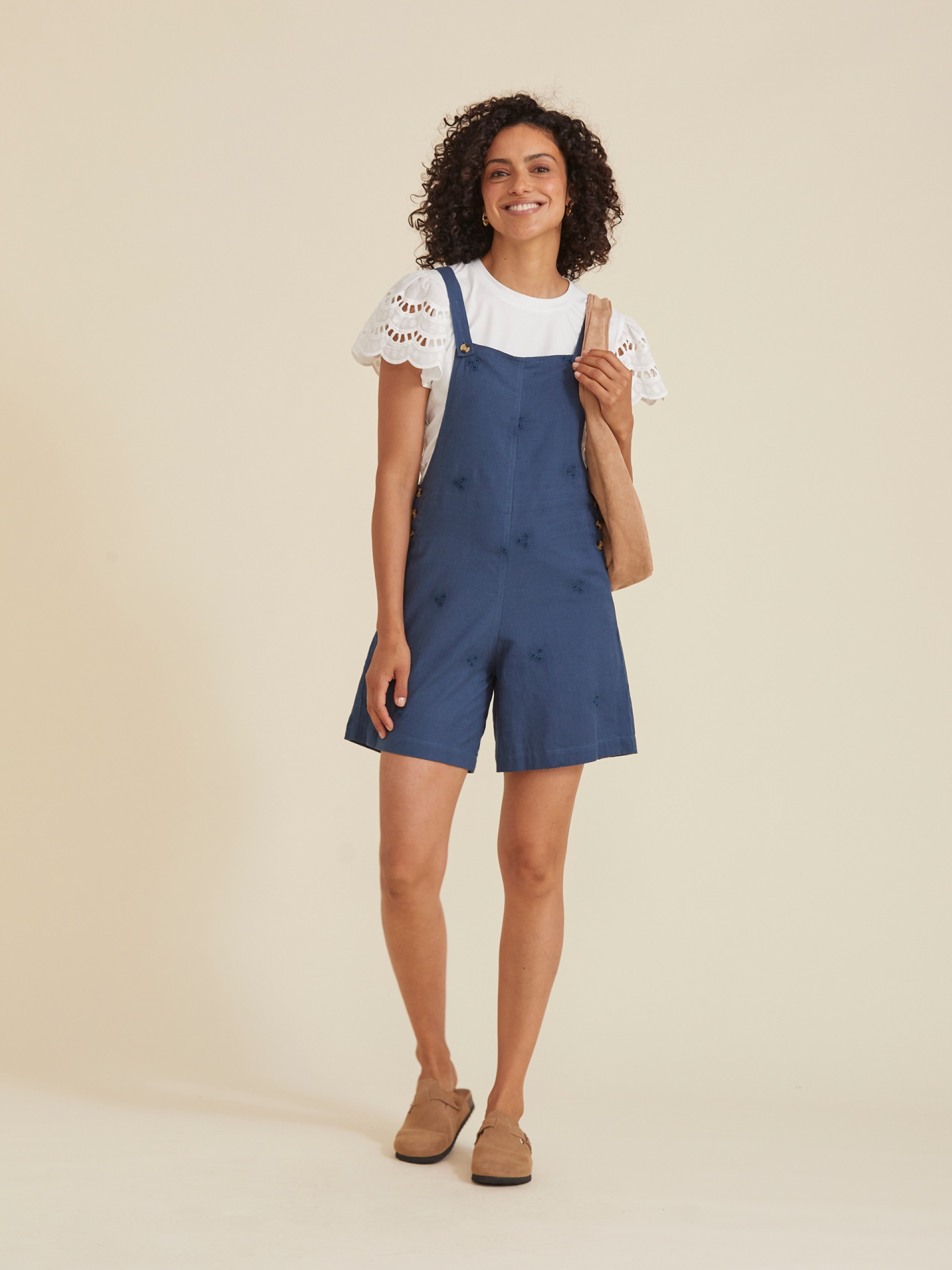 Jardineiras Azuis Com Bordados