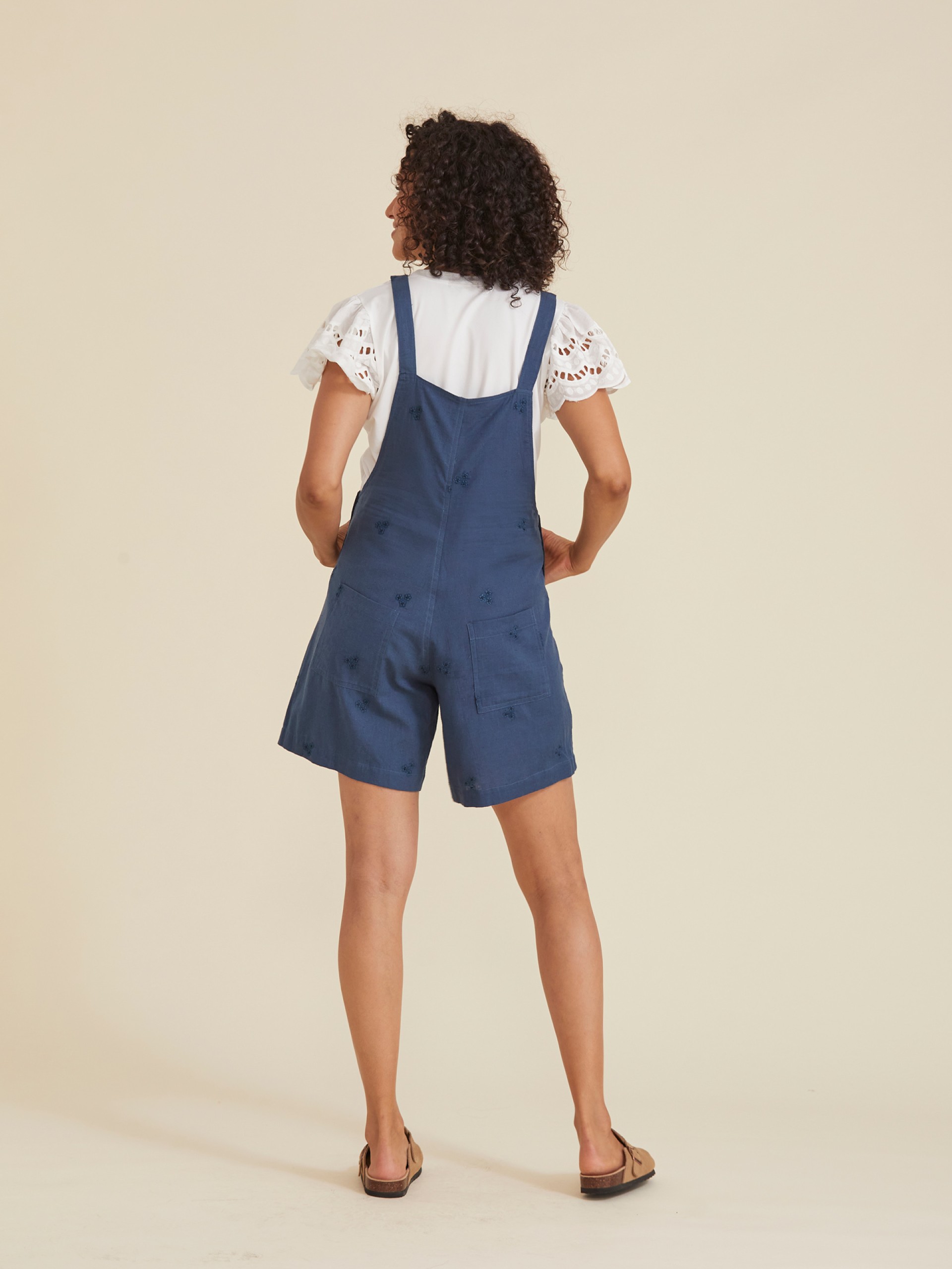 Jardineiras Azuis Com Bordados