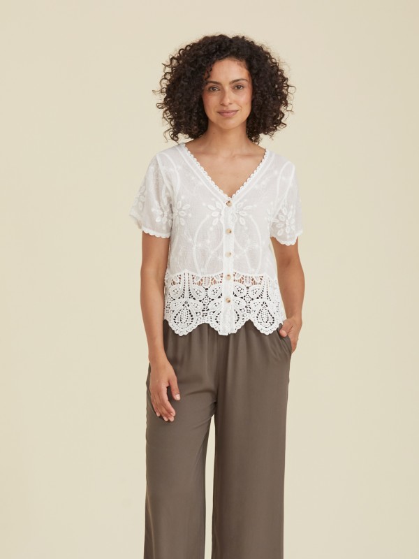 Blusa com Renda e  Detalhes Florais
