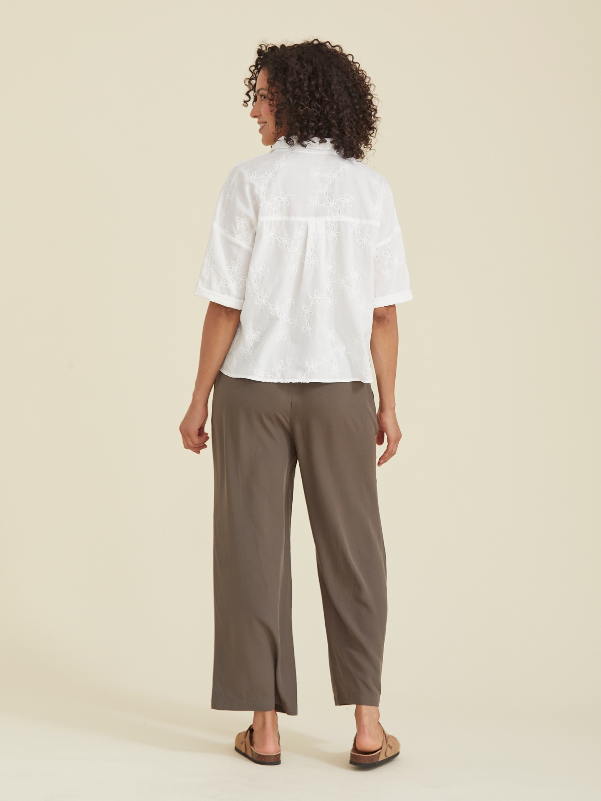 Camisa com Bordados Florais