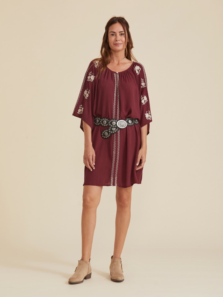 Vestido Curto Bordo com  Bordadas
