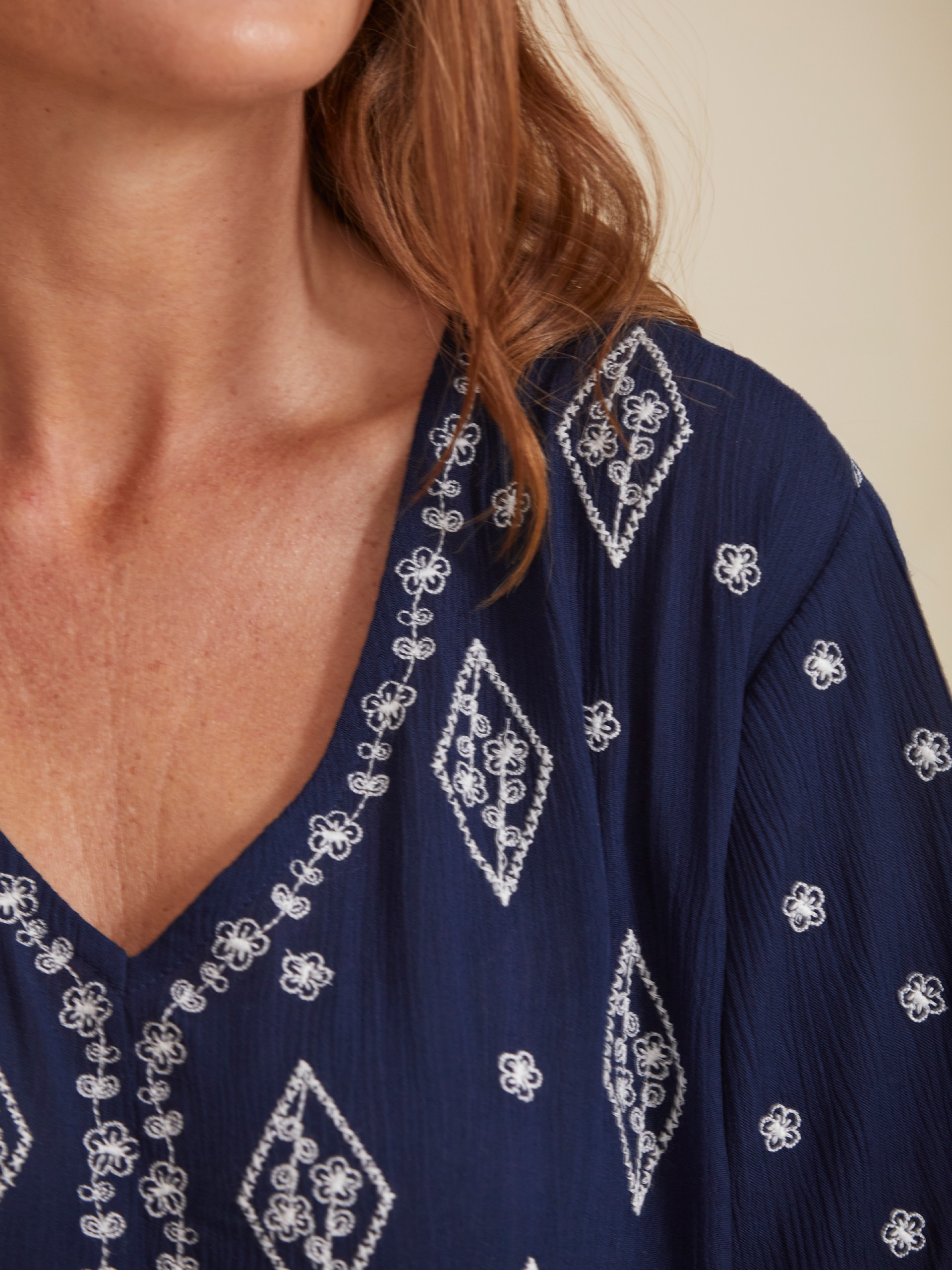 Vestido Curto com Bordados Geometricos