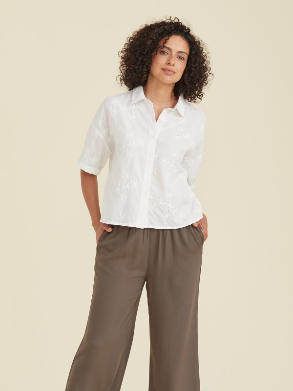 Camisa com Bordados Florais