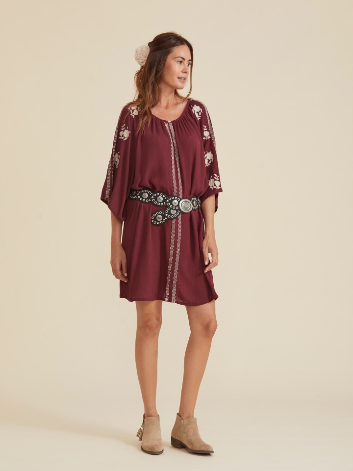 Vestido Curto Bordo com  Bordadas