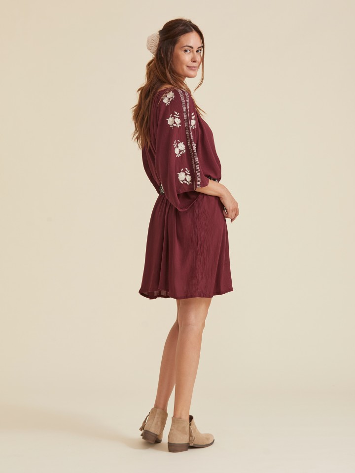 Vestido Curto Bordo com  Bordadas