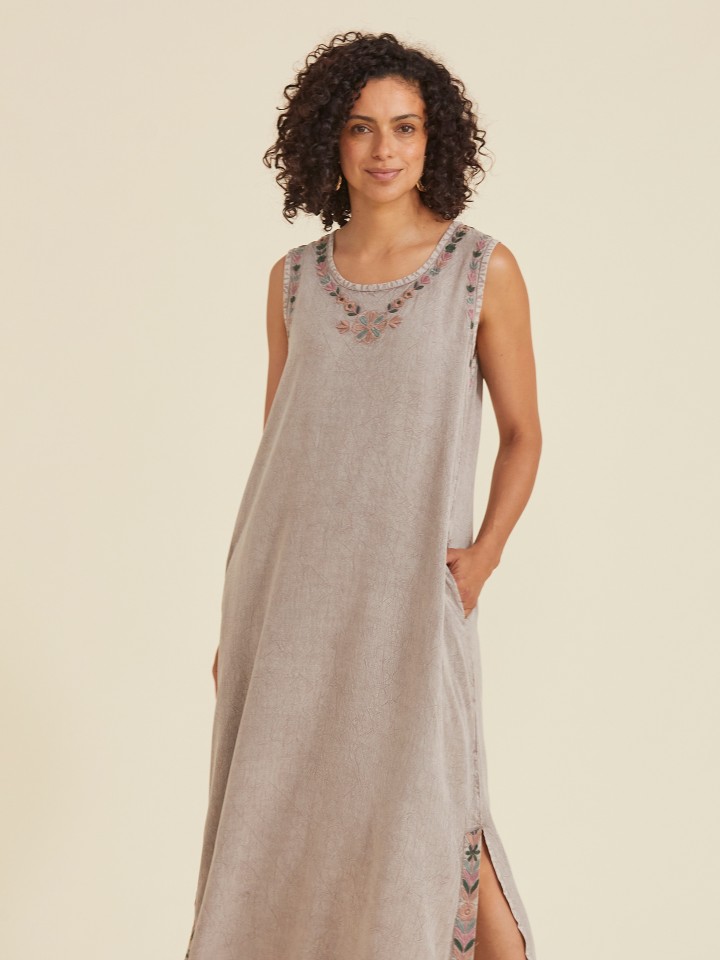 Vestido Midi Bordado
